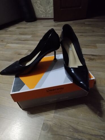 бежевые лаковые туфли: Туфли 37, цвет - Черный