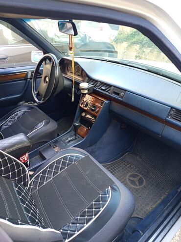 Mercedes-Benz: Mercedes-Benz 230: 2.3 l | 1990 il Sedan — 6