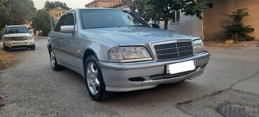 Mercedes-Benz C-Class sedan gümüşü rəngdədir. Bu avtomobil dörd qapılı
