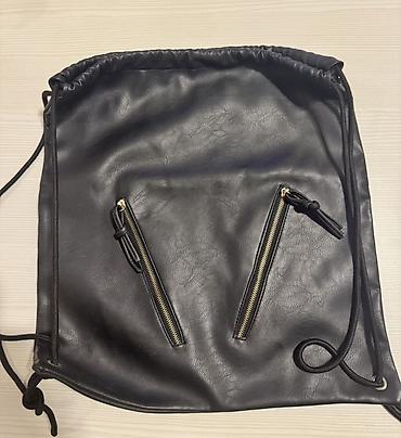 deri çanta: Qara rəngli dəri görünümlü idman tipli çanta (drawstring/backpack) — 2
