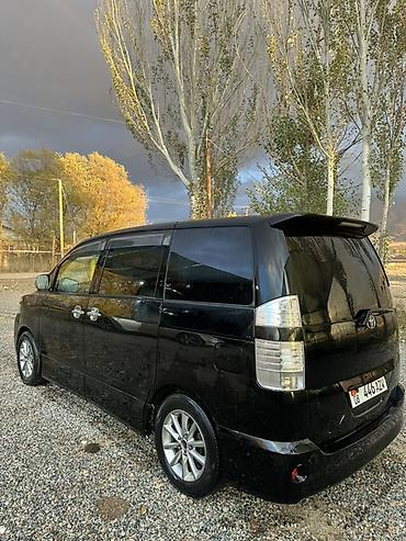 Voyah: Toyota Voxy: 2004 г., Автомат, Бензин, Минивэн — 2