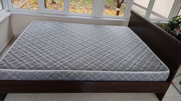 стол кровать: Двуспальная кровать с матрасом - Размер: визуально стандартный