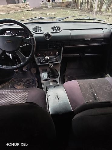 canqan uni z: VAZ 2106, mavi rəng. Klassik sedan gövdə, xrom ön barmaqlıq və dəyirmi — 8