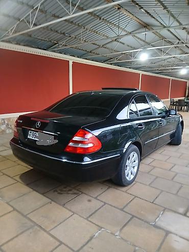 Mercedes-Benz: Mercedes-Benz E 240: 2.6 l | 2002 il Sedan — 2
