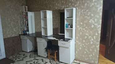 кровать двуспальная с матрасом: Gözəllik salonu üçün iki postlu iş masası və güzgülü vitrin dəsti Evde