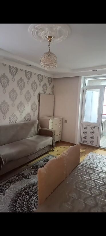 8 mkr kiraye evler: Uzeyir.H.kuc 28 May metrsun yaxinliqi 28 Mooll qarsi 1 otaq /2 ye