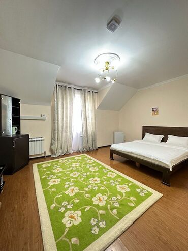 срочно продаю пол дом: Просторный номер в гостиничном формате. - Большая двуспальная кровать