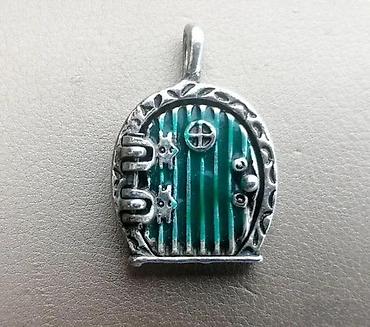 Stare vaze i dekor: Starinski Privezak Hobit vrata Gospodar Prstenova. Rezervisano. The — 1