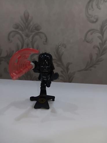 kinder batman: Star Wars temalı kiçik fiqur - Qara kostyumlu, qırmızı şəffaf — 1