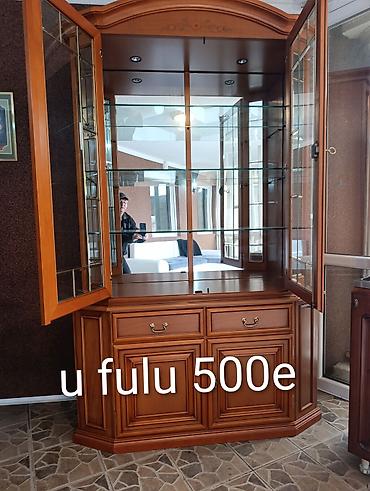 Ugaone garniture: Nameštaj – više artikala 1) Drvena vitrina sa staklenim krilima – — 7