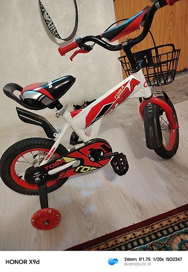 Велосипеды: Uşaq velosipedi – TOBA, qırmızı-ağ-qara dizayn Xüsusiyyətlər: - Təkər — 2