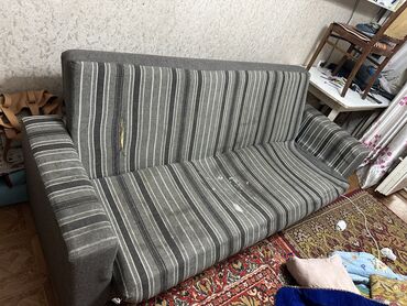 приму женские вещи в дар: Диван старый с механизмом. Гоголя московская. Звоните на ватсап