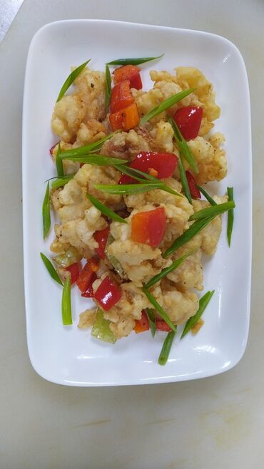 стеклянные стол: Нежное мясо кальмаров, обжаренное до золотистой корочки, подается с