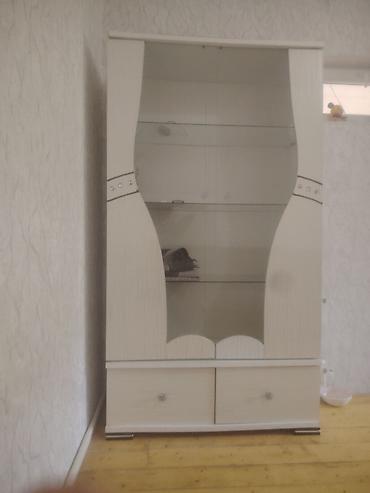 Ağ rəngdə vitrin şkaf - Material: MDF lamina korpus, ön hissədə şüşə