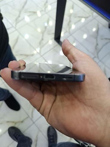 video isiq: Smartfon – metal çərçivəli, şüşə arxalı, düz kənarlı korpus. Ön — 1