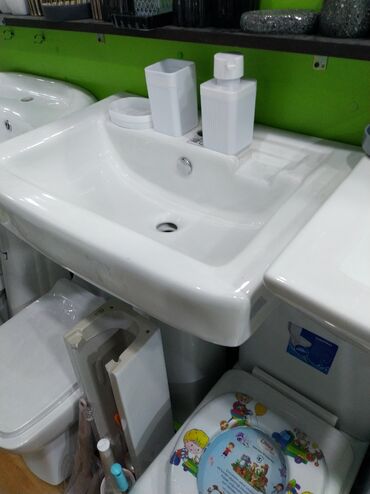 тюльпан: Ağ rəngli keramika materialından hazırlanmış, tək dəlikli, hamam otağı