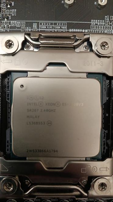 komputer dest: Sapphire NITRO ikili-fanlı videokart + LGA2011-3 platformu Videokart — 4