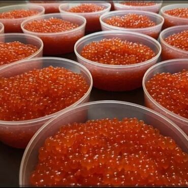 Tərəvəzlər: Qırmızı kürü – plastik qablarda, dənələri iri və parlaq narıncı