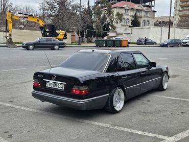 Mercedes-Benz: Qara rəngli, səliqəli görünüşə malik Mercedes-Benz E320 sedanı