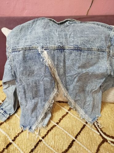 Kurtkalar: Model: Qısa denim ceket - Material: Açıq mavi yuyulmuş denim (cəmi