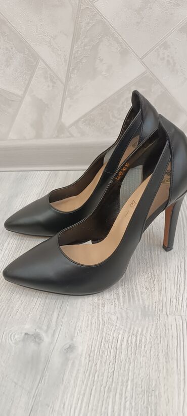 туфли новая не одевала не разу: 15 manat