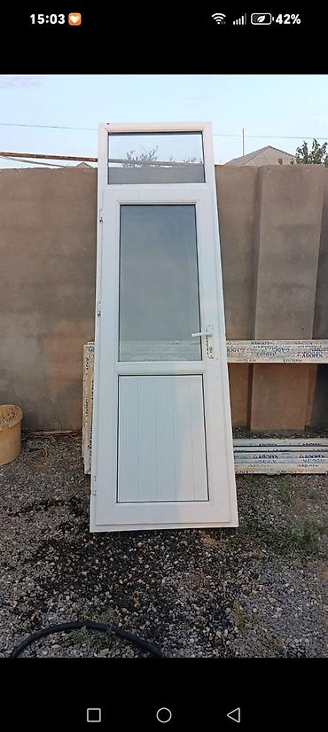 qap qara şəkil: PVC giriş qapısı və üst işıqlandırcı panel - Material: ağ rəngli PVC — 1
