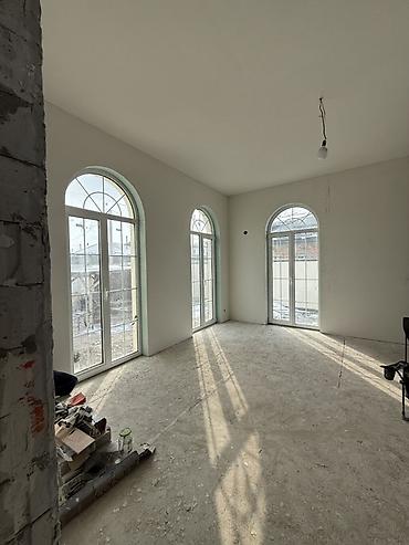 Продажа коттеджей и домов: Двухэтажный дом в классическом стиле с большим частным двором и — 4