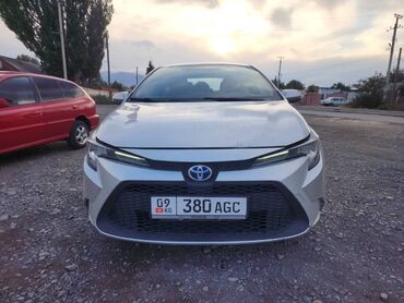 купить японский минитрактор с куном: Toyota Corolla 1.8 Hybrid седан, серебристый цвет. Основные