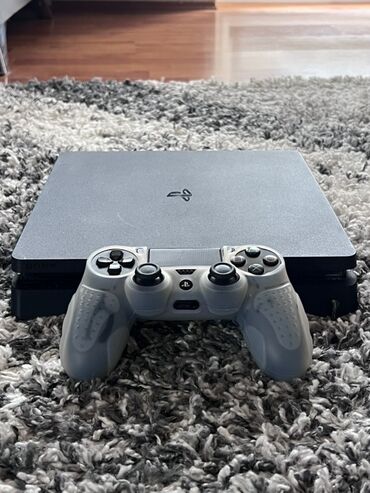 PS4 (Sony Playstation 4): Prodajem PlayStation 4 konzolu u super stanju, radi bez kočenja i — 7
