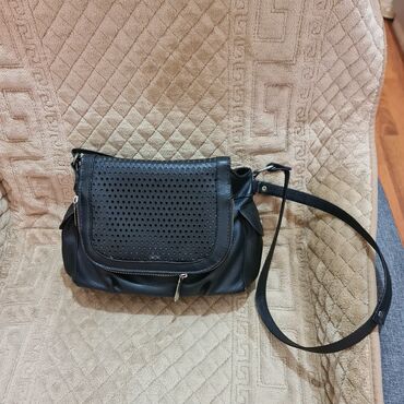 Kompleti: Dva ženska komada odeće – majica i pantalone. Majica: - Kratki rukavi — 6