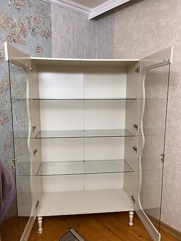 Şüşə vitrin şkaf - Material: ağ rəngli korpus, qalın temperli şüşədən