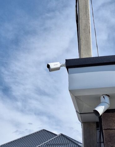 Видеонаблюдение: Белая цилиндрическая IP-камера Hikvision с кронштейном — 3