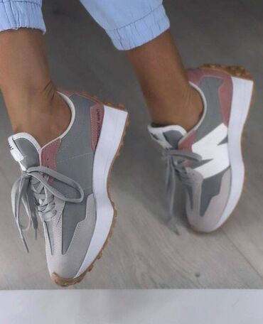 Patike: New balance 327 patike

Novo
Brojevi 36 do 40 — 7
