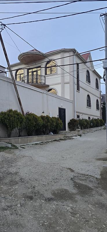 pirsagida satilan evler: Satılır – geniş həyət evi - Üç mərtəbəli, mansardlı mülk. - Fasadda — 2