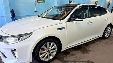 kia radiator: Kia K5 sedan – ağ rəng, aerodinamik kuzov və LED arxa işıqlar. GDi — 7