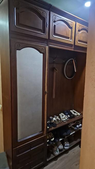divar ref: İşlənmiş, 1 qapı, Güzgülü, Qəhvəyi, Açılan, Düz dolab — 1