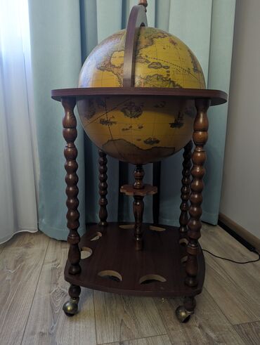 Другой домашний декор: Глобус. Деревянный глобус со скрытым баром на колесиках. В почти