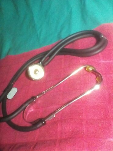 crne sa: Stetoskop sa dva creva i dve glave
