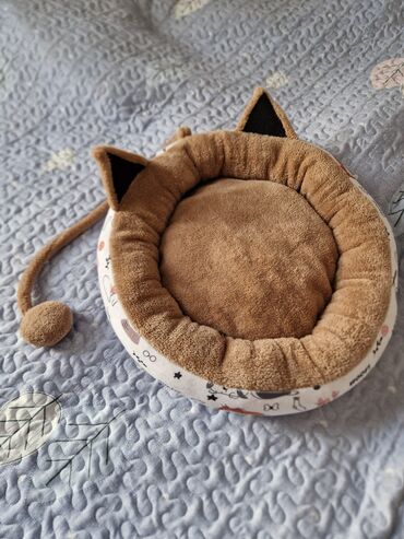 heyvan paltarları: Лежанка для котов и мелких собачек. легко стирается в машинке