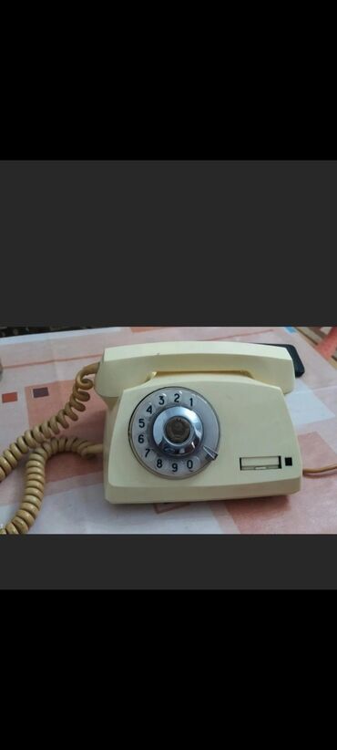 Stasionar telefonlar: Antikvar ev telefonu
İşlək vəziyyətdədi,uzerinde azmaz ciziqlari var