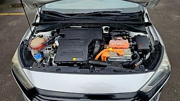 Toyota: Toyota Prius: 2018 г., 1.6 л, Вариатор, Гибрид, Хэтчбэк — 8