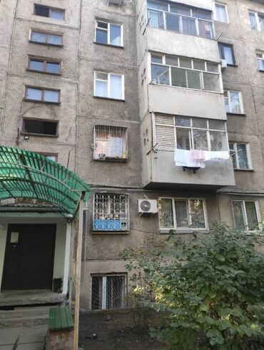 квартиры в оше на час: 3 бөлмө, 58 кв. м, 104-серия, 2 кабат, Эски ремонт