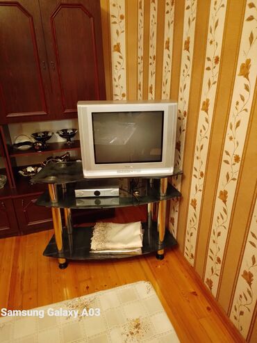Televizorlar: Televizor altlıgı və krosna aparatı 30 azn .işlək vəziyyətdə hamısı