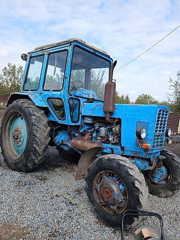 Traktorlar: Kənd təsərrüfatı işləri üçün traktor. Mavi rəngli, qapalı kabinli — 12