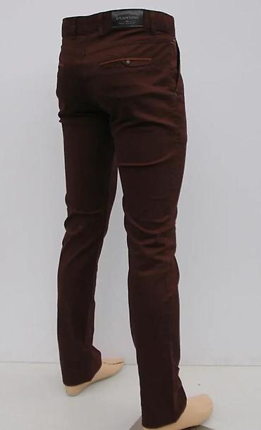 Pantalone: Muške pantalone u tamno braon boji, stilizovane kao čino pantalone — 14