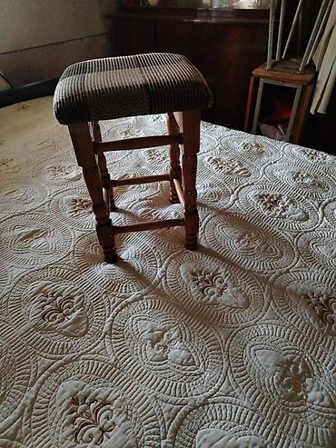 taburet: Yastı oturacaqlı taxta taburetka - Material: bərk ağac karkas — 1