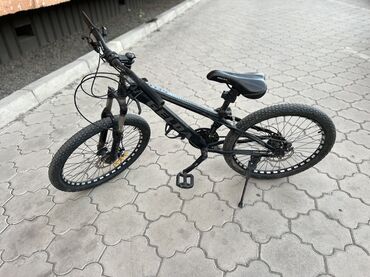 mongoose велосипед: Горный велосипед в черном цвете, подходящий для активного отдыха и