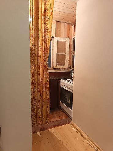2 otaqlı mənzil – təzə mebel ilə - Plan: dar koridorlu giriş, ayrıca
