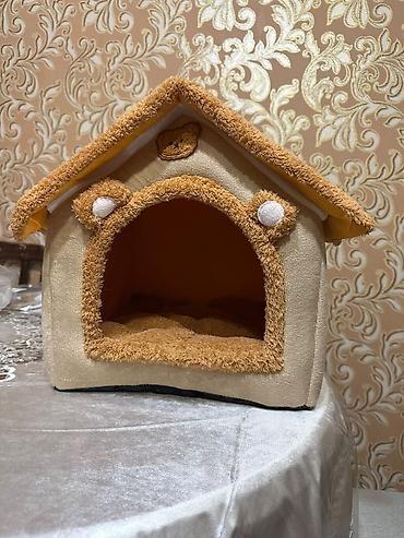 Зоотовары: Yumşaq ev şəklində pişik/it yuvası - Material: parça və plyuş — 1