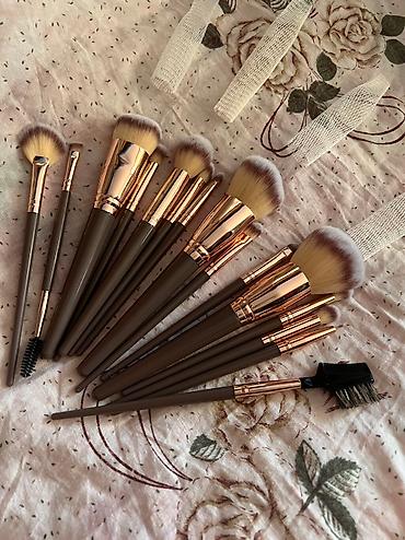 Косметика: Продается набор кистей для макияжа.Если покупаете 2 набора цена 1500 — 19